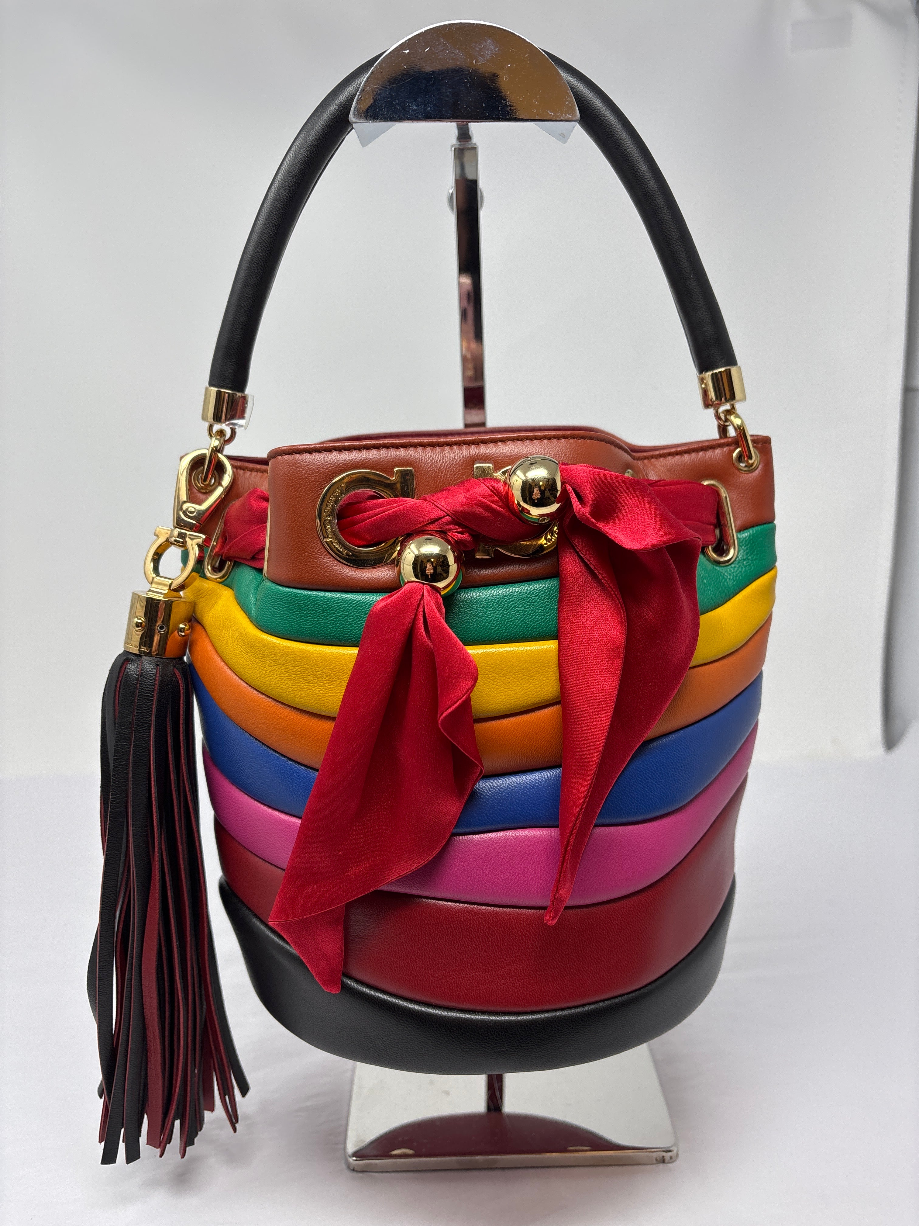 【関税&送料込】Ferragamo Leather Bucket Bag With l Deta Vintage Preowned Salvatore Ferragamo Black Leather Bucket