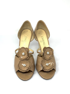 CHANEL-Beige Patent Pumps-Size: 39