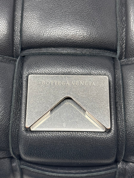 Bottega Veneta black padded Cassette crossbody - Size Medium