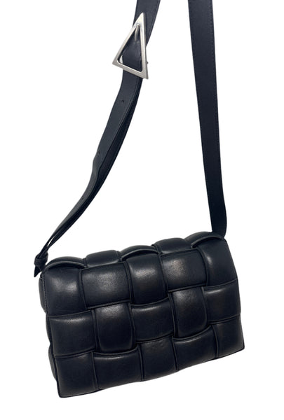 Bottega Veneta black padded Cassette crossbody - Size Medium