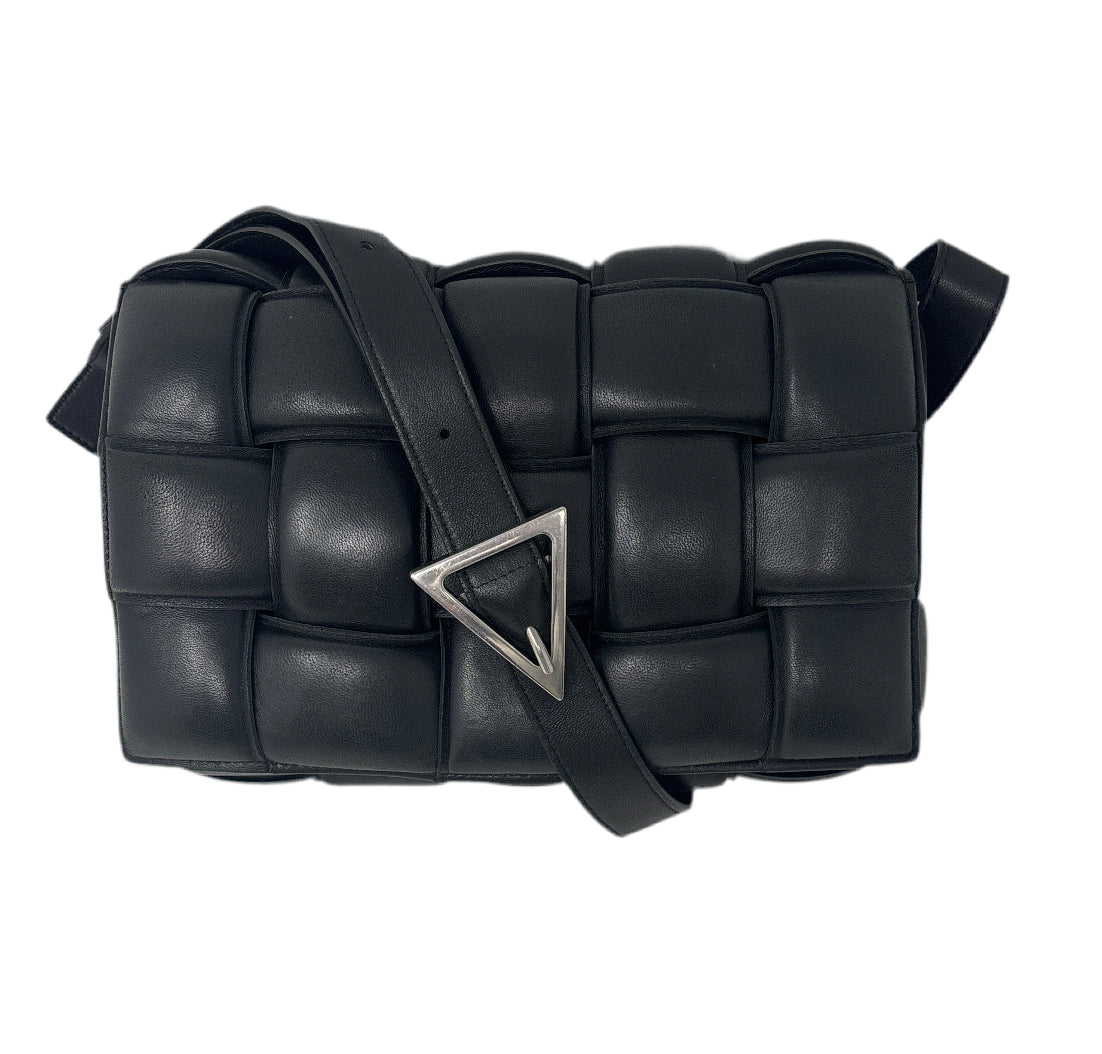 Bottega Veneta black padded Cassette crossbody - Size Medium