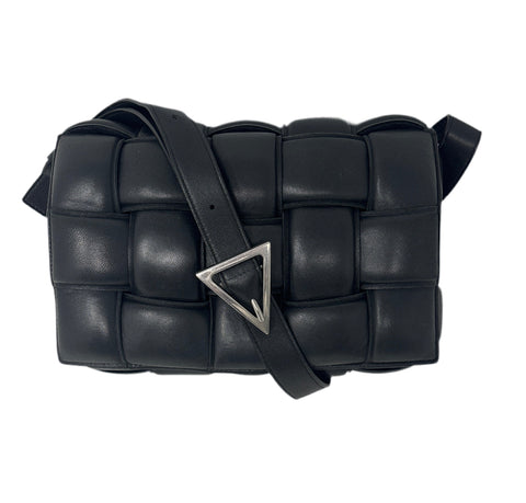 Bottega Veneta black padded Cassette crossbody - Size Medium