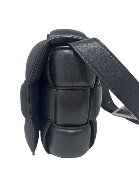 Bottega Veneta black padded Cassette crossbody - Size Medium